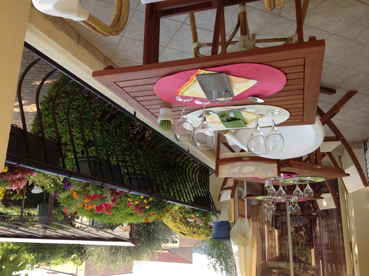 Hotel Restaurant Les Oliviers Nyons Exterior foto